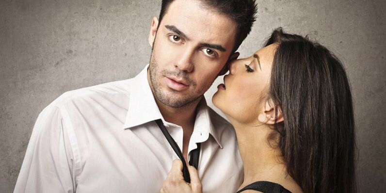 Una chica seduce a un hombre que aumenta la potencia.